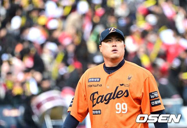 [OSEN=대전, 최규한 기자] 30일 대전한화생명볼파크에서 ‘2025 신한 SOL Bank KBO리그’ 한화 이글스와 KIA 타이거즈의 경기가 열렸다.홈팀 한화는 류현진, 방문팀 KIA는 아담 올러를 선발로 내세웠다.5회초 KIA 공격을 삼자범퇴로 막아낸 한화 선발 류현진이 더그아웃으로 향하고 있다. 2025.03.30 / dreamer@osen.co.kr