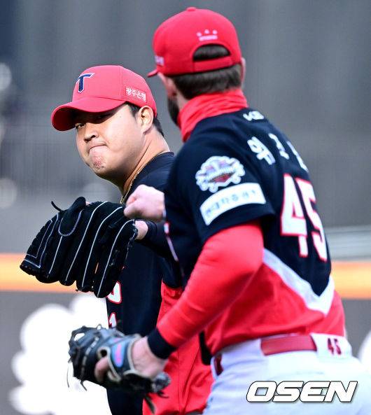 [OSEN=대전, 최규한 기자] 30일 대전한화생명볼파크에서 ‘2025 신한 SOL Bank KBO리그’ 한화 이글스와 KIA 타이거즈의 경기가 열렸다.홈팀 한화는 류현진, 방문팀 KIA는 아담 올러를 선발로 내세웠다.8회말 한화 공격을 삼자범퇴로 막아낸 KIA 투수 조상우가 더그아웃으로 향하며 1루수 위즈덤과 인사를 나누고 있다. 2025.03.30 / dreamer@osen.co.kr