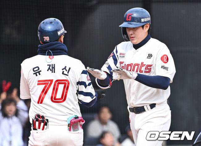 [OSEN=부산, 이석우 기자] 30일 부산 사직야구장에서 2025 신한 SOL 뱅크 KBO 리그 롯데 자이언츠와 KT 위즈의 경기가 열렸다. 홈팀 롯데는 데이비슨이 선발로 출전하고, 방문팀 KT는 고영표가 선발로 출전했다.롯데 자이언츠 나승엽이 4회말 무사 우월 솔로 홈런을 치고 하이파이브를 하고 있다. 2025.03.30 / foto0307@osen.co.kr