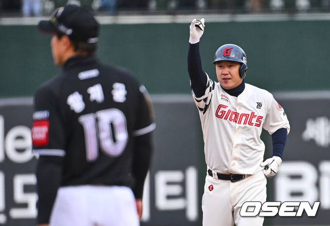 [OSEN=부산, 이석우 기자] 30일 부산 사직야구장에서 2025 신한 SOL 뱅크 KBO 리그 롯데 자이언츠와 KT 위즈의 경기가 열렸다. 홈팀 롯데는 데이비슨이 선발로 출전하고, 방문팀 KT는 고영표가 선발로 출전했다.롯데 자이언츠 정훈이 9회말 1사 2루 동점 좌중간 1타점 2루타를 치고 세리머니를 하고 있다. 2025.03.30 / foto0307@osen.co.kr