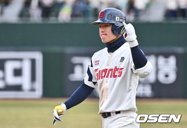 [OSEN=부산, 이석우 기자] 30일 부산 사직야구장에서 2025 신한 SOL 뱅크 KBO 리그 롯데 자이언츠와 KT 위즈의 경기가 열렸다. 홈팀 롯데는 데이비슨이 선발로 출전하고, 방문팀 KT는 고영표가 선발로 출전했다.롯데 자이언츠 한태양이 연장 11회말 2사 3루 3루수 왼쪽 동점 1타점 내야 안타를 치고 세리머니를 하고 있다. 2025.03.30 / foto0307@osen.co.kr