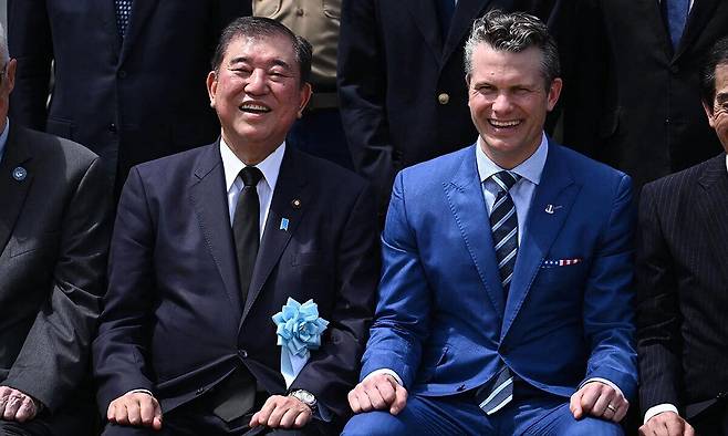 29일 일본 이오토(이오지마)에서 열린 이오지마 전투 80주년 위령식에서 이시바 시게루 일본 총리(왼쪽)와 피트 헤그세스 미국 국방부 장관이 기념촬영 도중 활짝 웃고 있다. AFP연합뉴스