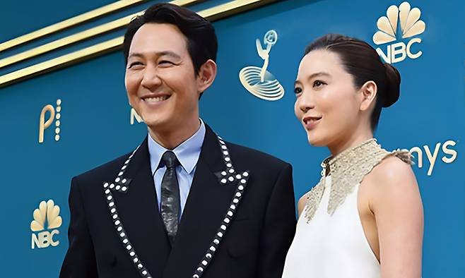 지난 2022년 9월 12일 미국 로스앤젤레스(LA)에서 열린 제74회 에미상 시상식에서 배우 이정재가 임세령 대상그룹 부회장과 함께 포즈를 취하고 있다. AP뉴시스