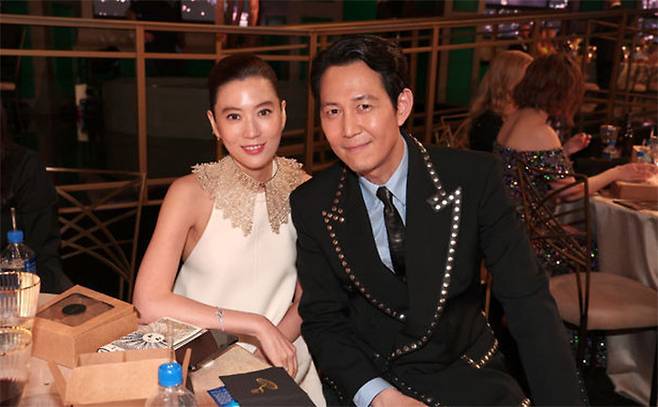 제74회 에미상 시상식에서 배우 이정재와 임세령 대상그룹 부회장이 포즈를 취하고 있는 모습. 케티이미지뱅크