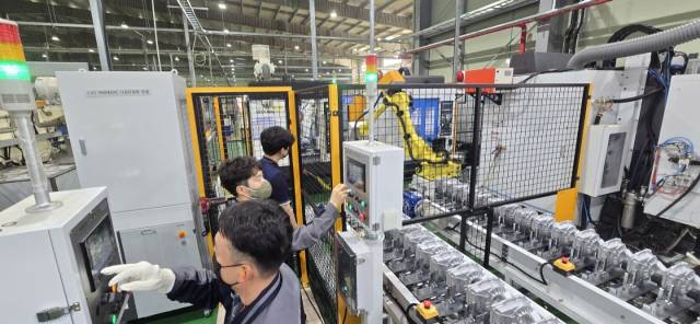 경북 칠곡에 있는 자동차부품기업 화신정공의 생산라인에서 근로자들이 기계를 조작하고 있다.사진제공=화신정공