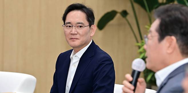 이재용 삼성전자 회장이 3월20일 서울 강남구 사피(SSAFY·삼성청년소프트웨어)아카데미에서 이재명 더불어민주당 대표의 발언을 듣고 있다. ⓒ시사저널 사진자료
