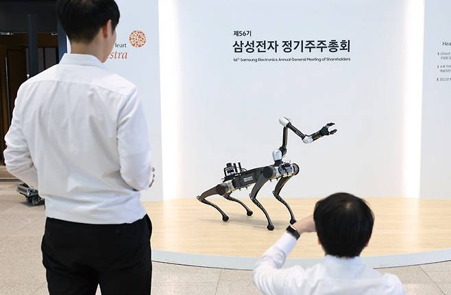 삼성전자 제56기 정기 주주총회가 열린 3월19일 경기도 수원시 수원컨벤션센터에서 참석자들이 레인보우로보틱스 로봇을 휴대폰으로 찍고 있다. ⓒ시사저널 사진자료