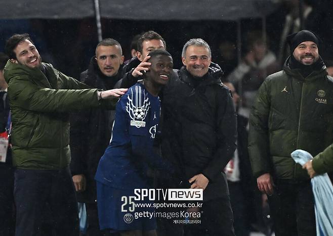 ▲ 파리 생제르맹은 4월 9, 15일에 아스톤 빌라(잉글랜드)와 챔피언스리그 8강 2경기를 치른다. 일정을 마치면 리그 6경기가 남아 있는데 차기 라운드에 진출할 경우 스케줄이 더욱 촘촘해진다. 아스톤 빌라와 만나기 전까지 엔리케 감독의 로테이션 고수 철칙이 유지될 확률이 높은 배경이다. 이런 상황에서 '멀티성'을 지닌 이강인의 이탈은 뼈아플 수밖에 없다.