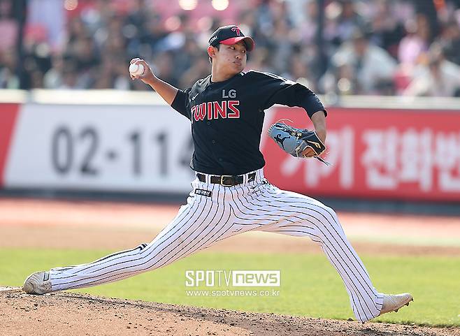 ▲ 프로 1군 데뷔전에서 강렬한 패스트볼을 보여주며 큰 화제를 모은 LG 신인 김영우 ⓒ곽혜미 기자