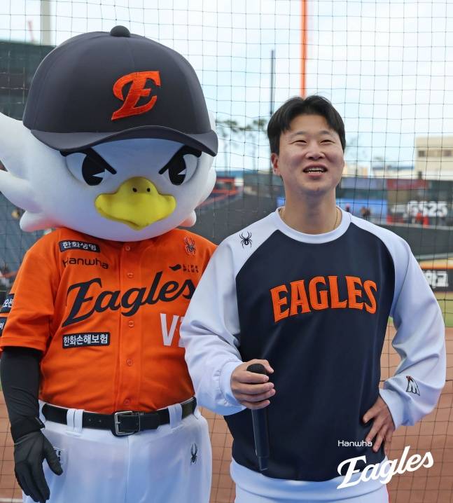 한화 김종수가 29일 대전 KIA전 승리 투수가 된 후 팬들에게 인사하고 있다. /사진=한화 이글스 제공