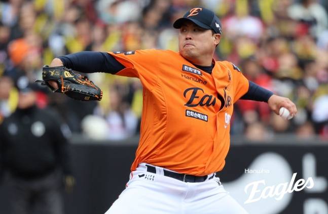 한화 류현진이 30일 대전 한화생명 볼파크에서 열린 2025 KBO 정규시즌 홈경기에서 KIA를 상대로 역투하고 있다. /사진=한화 이글스 제공