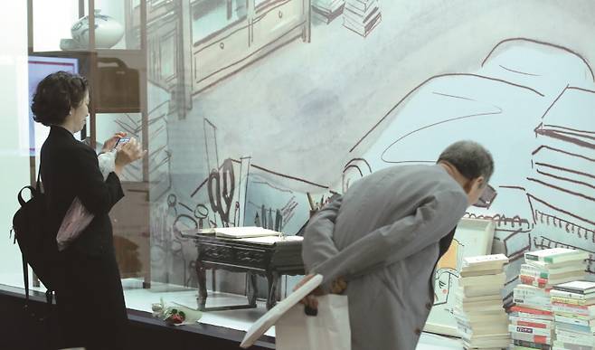 마광수 교수의 「즐거운 사라」는 당시 판검사들이 판단한 것처럼 형편 없는 소설일까. 2019년 특별전 '마광수가 그리고 쓰다' 개막식의 모습. [사진 | 뉴시스]