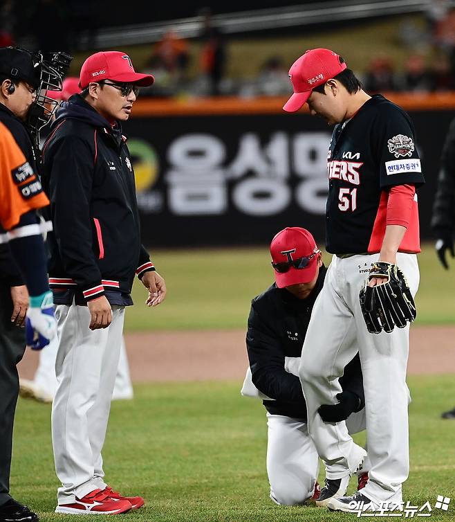 28일 오후 대전한화생명볼파크에서 열린 '2025 신한 SOL Bank KBO리그' 한화 이글스와 KIA 타이거즈의 경기, 7회말 KIA 전상현이 한화 노시환의 땅볼 타구에 발을 맞은 뒤 트레이너 및 정재훈 투수코치와 컨디션을 체크하고 있다. 엑스포츠뉴스DB