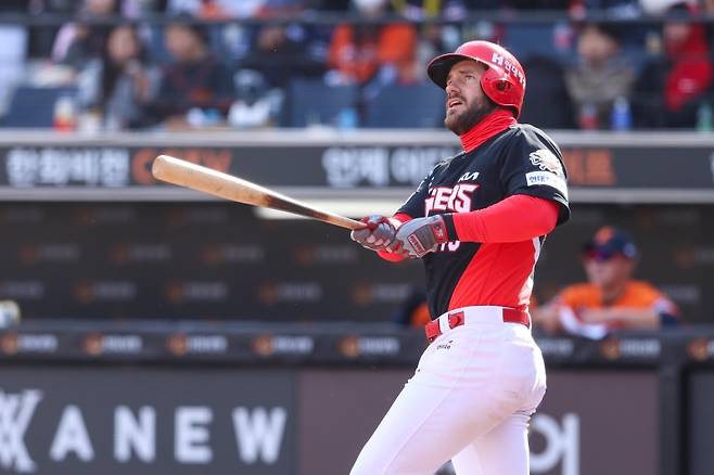 KIA 타이거즈 패트릭 위즈덤은 30일 대전 한화생명 볼파크에서 열린 2025 신한 SOL Bank KBO리그 한화 이글스와의 원정경기에서 2번타자 겸 1루수로 선발 출전했다. 이날 위즈덤은 팀이 1-2로 끌려가던 6회초 한화 선발 류현진을 상대로 시즌 4호 홈런을 터뜨렸다.&nbsp;KIA 타이거즈