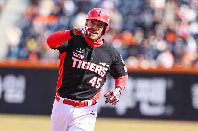 KIA 타이거즈 패트릭 위즈덤은 30일 대전 한화생명 볼파크에서 열린 2025 신한 SOL Bank KBO리그 한화 이글스와의 원정경기에서 2번타자 겸 1루수로 선발 출전했다. 이날 위즈덤은 팀이 1-2로 끌려가던 6회초 한화 선발 류현진을 상대로 시즌 4호 홈런을 터뜨렸다.&nbsp;KIA 타이거즈