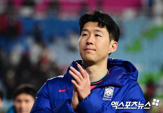 일부 팬들이 손흥민의 사회관계망서비스(SNS)에 댓글로 경북 지역 산불 피해 기부를 하라는 식으로 악플을 달기 시작했다.&nbsp;  일부 커뮤니티에서는 유명인 산불 기부 명단을 만들고 이른바 '기부 강요'를 하는 분위기를 만들어 눈쌀을 찌뿌리게 하고 있다.&nbsp;엑스포츠뉴스DB