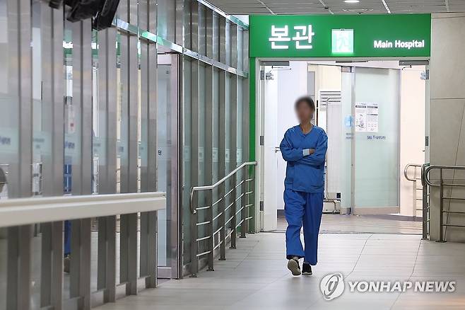 '사직 전공의들 돌아올까' (서울=연합뉴스) 김성민 기자 = 서울 한 대형병원에서 의료 관계자가 이동하고 있다. 2025.1.10 ksm7976@yna.co.kr