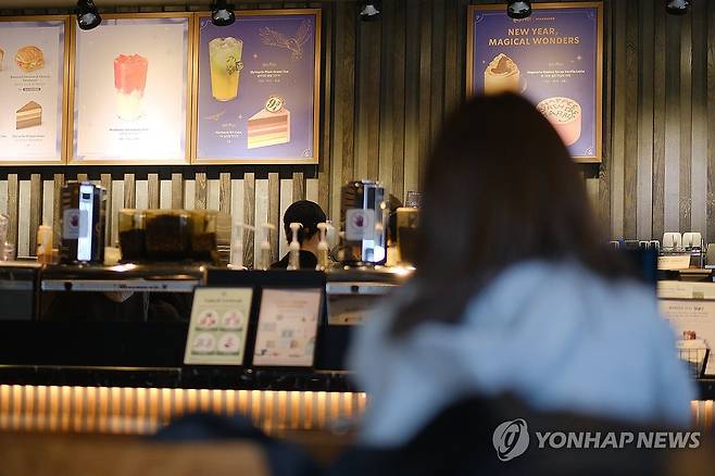 커피 가격 줄인상…스타벅스, 아메리카노 톨 4천700원으로 올려 (서울=연합뉴스) 류효림 기자 = 스타벅스 코리아는 톨 사이즈 음료 22종의 가격을 오는 24일부터 200∼300원 인상한다. 원두 가격이 상승한 커피 외에 티 음료 가격도 함께 오른다. 카페 아메리카노, 카페 라떼, 카푸치노, 카라멜 마키아또, 자몽허니 블랙티 등 13종은 톨 사이즈와 숏 사이즈 모두 200원씩 인상된다. 사진은 21일 서울 시내 한 스타벅스 매장. 2025.1.21 ryousanta@yna.co.kr