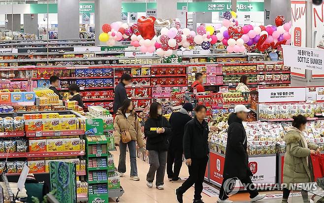 식품·외식업계, 가격 인상 잇따라…'안 오른 게 없다' (서울=연합뉴스) 진연수 기자 = 식품·외식업계에서 최근 음료, 과자, 빵 등 가공식품과 외식 메뉴 가격 인상이 이어지고 있다. 이상 기후로 일부 식재료 가격이 급등한 상황에서 원/달러 환율 상승 여파로 수입 단가도 높아져 식품·외식기업의 원가 부담이 커졌기 때문이다. 9일 농림축산식품부에 따르면 지난달 소비자물가 동향에서 가공식품과 외식 물가 지수 상승률은 각각 2.7%, 2.9%로, 전체 소비자물가 지수 상승률(2.2%)을 웃돌았다.
    사진은 이날 서울의 한 대형마트에서 장을 보는 시민들. 2025.2.9 jin90@yna.co.kr