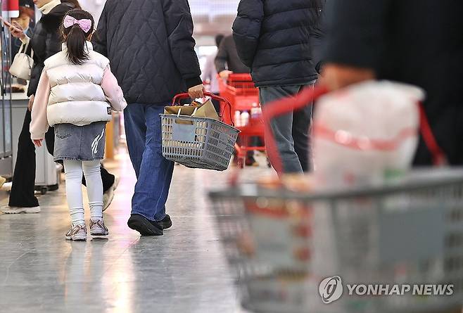 먹거리 물가 비상 (서울=연합뉴스) 진연수 기자 = 식품·외식업계에서 최근 음료, 과자, 빵 등 가공식품과 외식 메뉴 가격 인상이 이어지고 있다. 이상 기후로 일부 식재료 가격이 급등한 상황에서 원/달러 환율 상승 여파로 수입 단가도 높아져 식품·외식기업의 원가 부담이 커졌기 때문이다. 9일 농림축산식품부에 따르면 지난달 소비자물가 동향에서 가공식품과 외식 물가 지수 상승률은 각각 2.7%, 2.9%로, 전체 소비자물가 지수 상승률(2.2%)을 웃돌았다.
    사진은 이날 서울의 한 대형마트에서 장을 보는 시민들. 2025.2.9 jin90@yna.co.kr