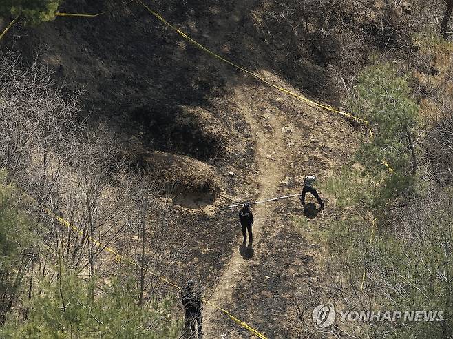 '경찰, 경북산불 최초 발화 추정 지점 현장 조사' (의성=연합뉴스) 박세진 기자 = 경북경찰청 형사기동대와 과학수사계가 29일 경북산불 최초 발화 추정 지점인 의성군 괴산리 야산에서 현장 조사를 하고 있다. 2025.3.29 psjpsj@yna.co.kr psjpsj@yna.co.kr
