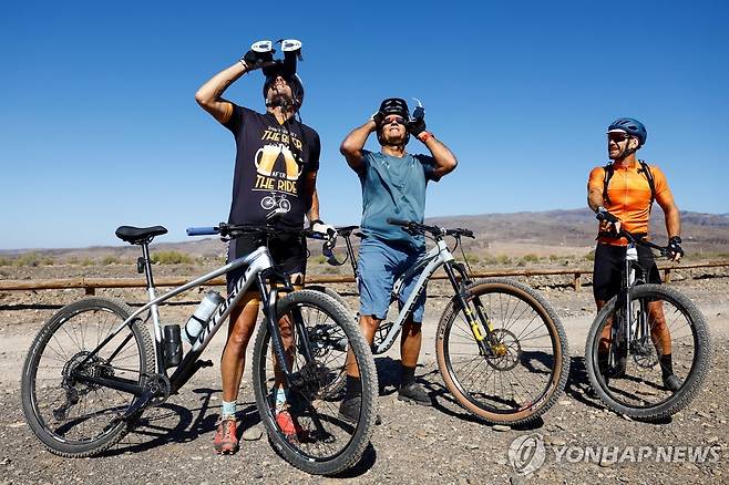 부분 일식 관찰하는 사람들 (카나리아 제도 로이터=연합뉴스) 29일(현지시간) 스페인 카나리아 제도 카스티요 델 로메랄 지역에서 자전거를 타고 가던 사람들이 멈춰 서서 부분 일식을 관찰하고 있다. 2025.03.30