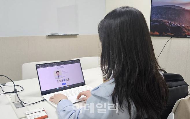 24일 서울 강서구의 사람인 사무실에서 김세연 기자가 AI 모의면접 서비스를 체험하기 위해 6명의 AI 면접관 중 1명을 고르고 있다.(사진=김영환 기자)