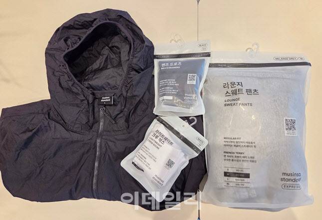 GS25에서 팔고 있는 무신사 스탠다드 익스프레스 상품들 바람막이부터 속옷 양말 바지까지 다양하다. (사진=한전진 기자)