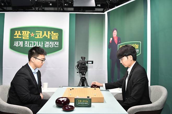 신진서 9단(오른쪽)과 투샤오위 9단이 대국을 벌이고 있다.(사진 한국기원 제공)