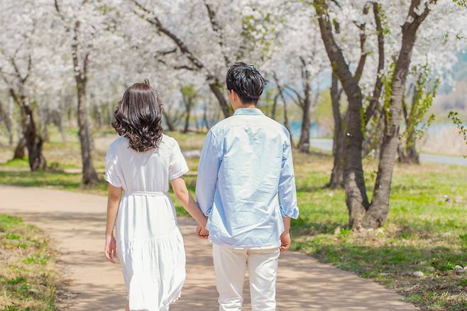 햇볕을 쬐 비타민D를 늘리거나, 라벤더 등의 식물성 향기를 맡으면 우울증을 완화하는 데 도움이 된다. [사진=게티이미지뱅크]