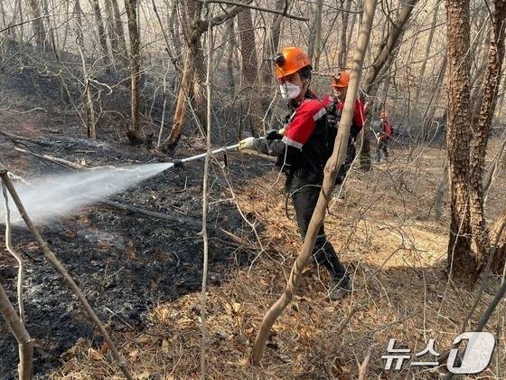 산불진화재원이 잔불 정리를 하고 있다.(하동군 제공)/뉴스1