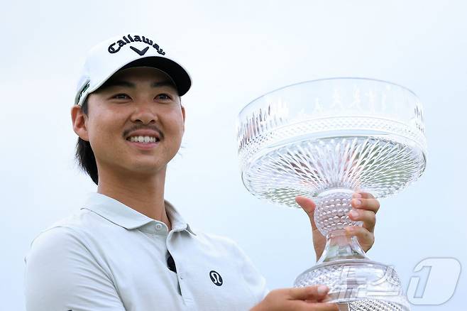 31일(한국시간) PGA투어 휴스턴 오픈에서 우승한 호주 교포 이민우가 트로피를 들고 활짝 웃고 있다. ⓒ AFP=뉴스1