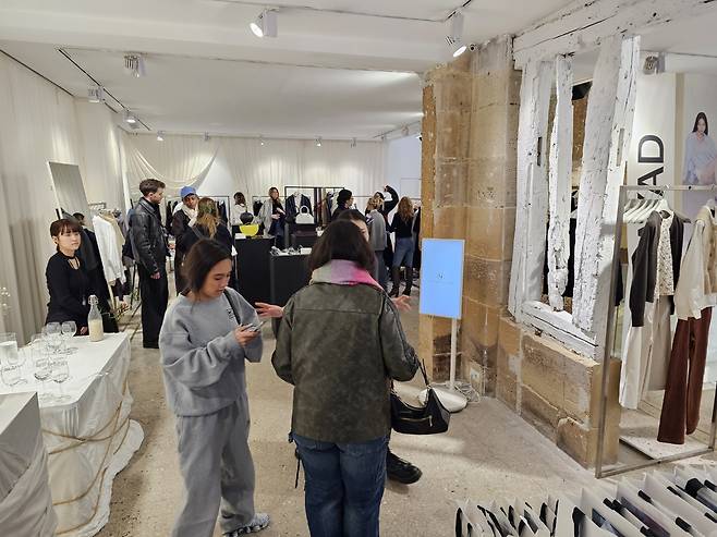 유럽에서 글로벌 한국패션 마켓플레이스 'DANAYAD'(다나야드)를 운영하는 슬로크가 지난 1월 31일부터 2월 25일까지 프랑스 파리 마레 지구에서 팝업스토어를 열었다. (슬로크 제공)