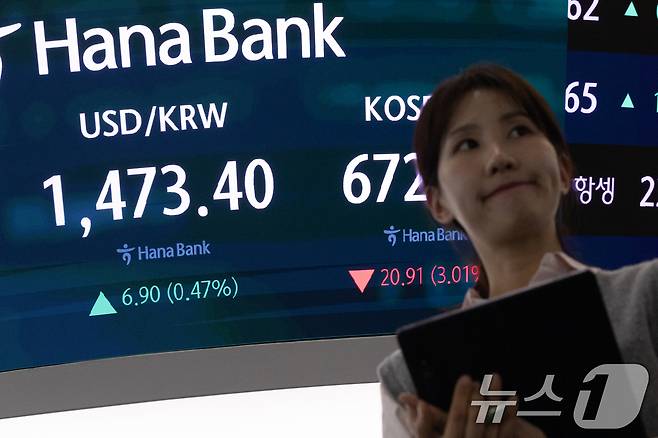 모든 상장 종목의 공매도가 전면 재개된 31일 서울 중구 하나은행 본점 딜링룸 전광판에 달러·원 환율이 전 거래일 대비 6.90원 오른 1,473.40원을 나타내고 있다. 이날 코스피 지수는 전 거래일 대비 76.86p(3.00%) 하락한 2,481.12, 코스닥 지수는 20.91p(3.01%) 하락한 672.85으로 장을 마감했다. 2025.3.31/뉴스1 ⓒ News1 이승배 기자