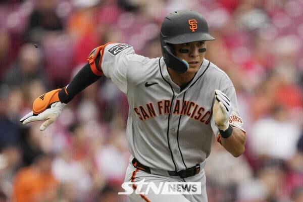 샌프란시스코 자이언츠의 이정후가 30일(현지 시간) 미 오하이오주 신시내티 그레이트 아메리칸 볼파크에서 열린 2025 메이저리그 신시내티 레즈와의 경기 6회 초 1타점 2루타를 친 후 질주하고 있다. 이정후는 4타수 2안타 1타점 2득점을 기록했고 팀은 6-3으로 승리했다. 사진┃뉴시스