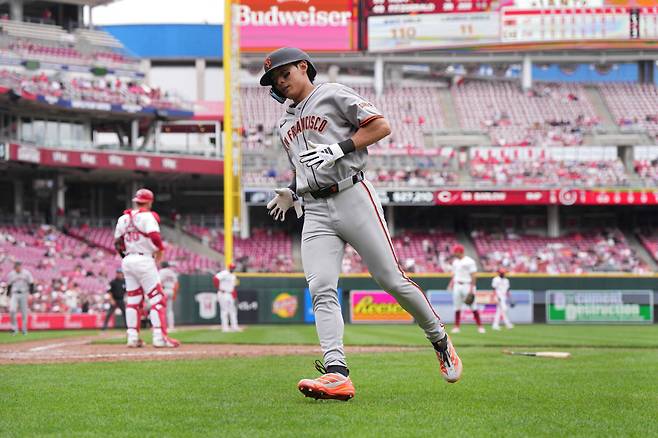 CINCINNATI, OHIO - MARCH 30: Jung Hoo Lee #51 of the San Francisco Giants scores on a single hit by Heliot Ramos #17 during the eighth inning of a baseball game against the Cincinnati Reds at Great American Ball Park on March 30, 2025 in Cincinnati, Ohio.   Jeff Dean/Getty Images/AFP (Photo by Jeff Dean / GETTY IMAGES NORTH AMERICA / Getty Images via AFP)







<저작권자(c) 연합뉴스, 무단 전재-재배포, AI 학습 및 활용 금지>