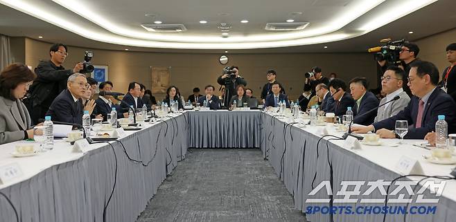 유인촌 문화체육관광부 장관과 장미란 제2차관이 31일 서울 송파구 서울올림픽파크텔에서 열린 동계종목 협력회의에서 동계종목 단체장 �G 지도자들과 함께 '2026 밀라노-코르티나 동계올림픽'을 대비한 현장의 목소리를 경청하는 자리를 가졌다.사진=문화체육관광부 허만진 주무관