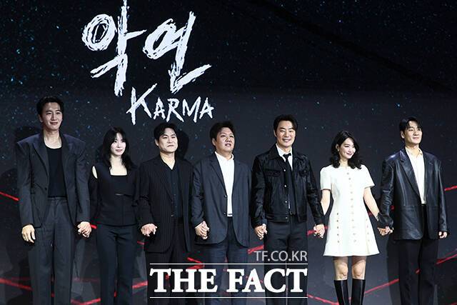 배우 이광수와 공승연, 김성균, 이일형 감독, 배우 이희준, 신민아, 박해수(왼쪽부터)가 31일 오전 서울 종로구 JW 메리어트 동대문 스퀘어에서 열린 넷플릭스 새 시리즈 '악연' 제작발표회에 참석해 포즈를 취하고 있다. /서예원 기자
