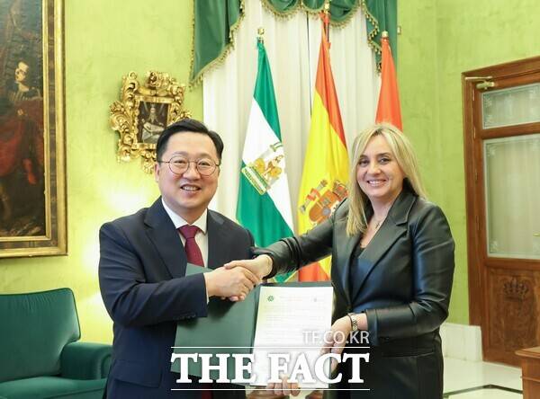 이장우 대전시장(왼쪽)이 현지시각 31일 스페인 그라나다시를 방문해 마라프란 카리소(오른쪽) 그라나다시장을 만나 우호 협약을 갱신했다./대전시