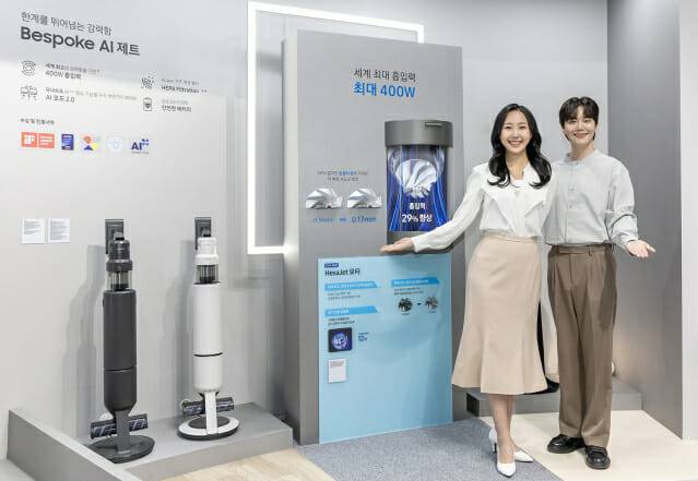 삼성전자 모델이 세계 최고 흡입력과 AI 기능을 갖춘 '비스포크 AI 제트 400W' 스틱 청소기를 소개하고 있다(사진=삼성전자)