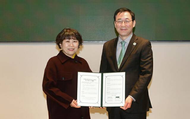 임유원 서울시교육청 교육연구정보원장(왼쪽)과 원종필 건국대학교 총장이 협약을 체결한 후 협약서를 들어보이고 있다.