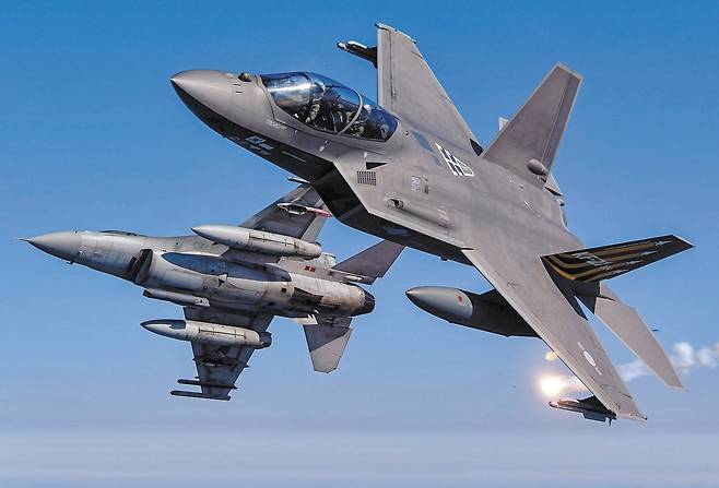 한국이 약 8조9000억원을 투입해 세계 여덟 번째로 독자 개발한 첫 국산 초음속 전투기 KF-21의 모습. 지난해부터 양산에 들어가 내년 부대 배치를 앞두고 있다. 초음속으로 날면서 동시다발적으로 목표를 탐지하는 AESA 레이더를 국산화한 덕에 K방산은 이 초음속기를 개발하고, 수출하는 것이 가능해졌다./공군