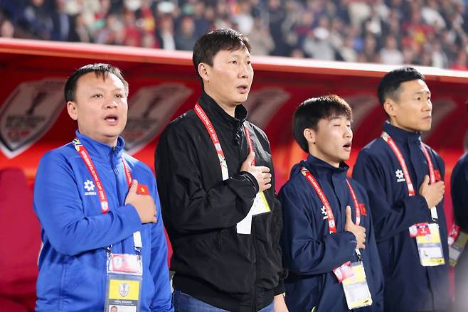 베트남 축구 대표팀과 함께 베트남 국가를 부르고 있는 김상식 감독./디제이매니지먼트