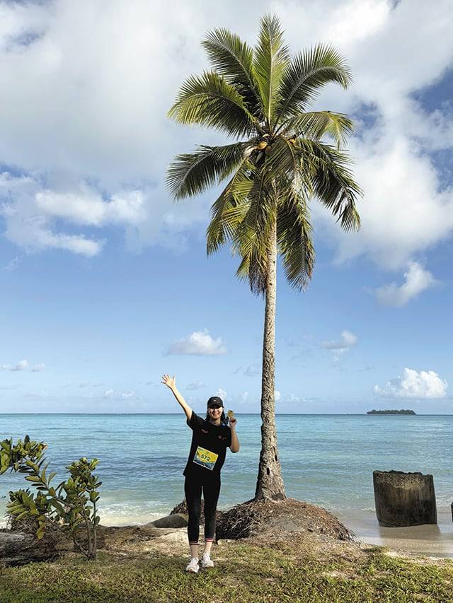 완주 메달을 목에 걸고 마라톤 출발·도착 장소인 마이크로 비치에서 기념사진을 찍었다. /오주비 기자