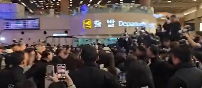 지난 29일 그룹 하츠투하츠의 김포국제공항  출국길에 몰려든 인파./온라인 커뮤니티