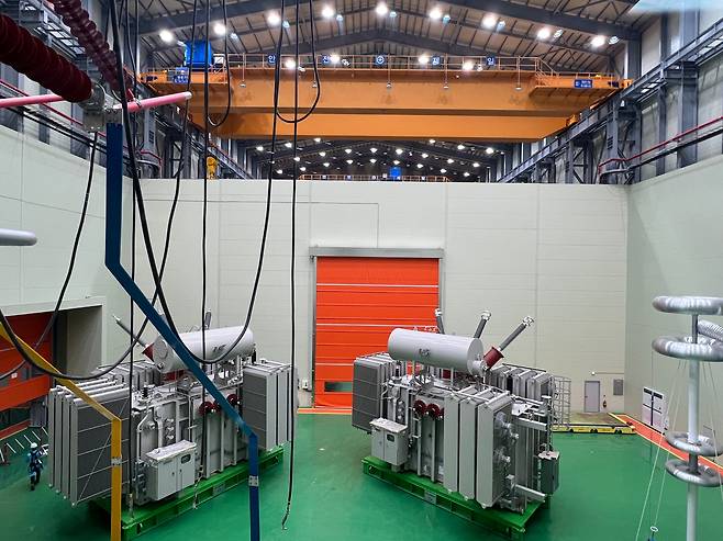 LS파워솔루션 울산공장의 초고압 변압기 시험 시설. /김남희 기자