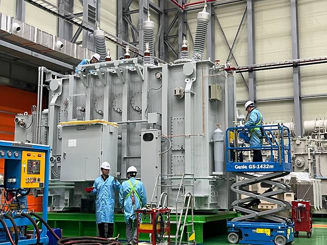 LS파워솔루션 울산공장에서 초고압 변압기를 제작 중인 모습. /김남희 기자