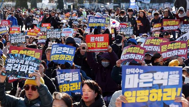 29일 오후 서울 종로구 경복궁 광화문 일대에서 헌법재판소의 윤석열 대통령 즉각 파면 촉구와 한덕수 대통령 권한대행 국무총리의 마은혁 헌법재판관 즉각 임명을 촉구하며 열린 '야5당 공동 비상시국 대응을 위한 범국민대회'에서 시민들이 피켓을 들며 구호를 외치고 있다. ⓒ데일리안 홍금표 기자