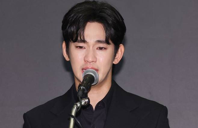 입장 밝히는 배우 김수현ⓒ데일리안 방규현 기자