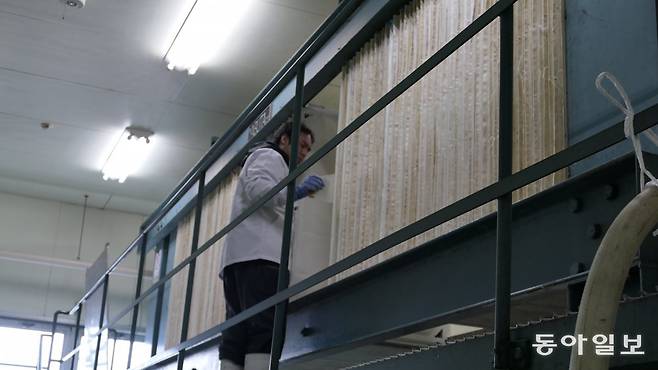 다카노주조의 사케 압착기. 발효된 사케를 넣고 공기로 압착하면 청주는 걸러지고 지게미가 남는다.